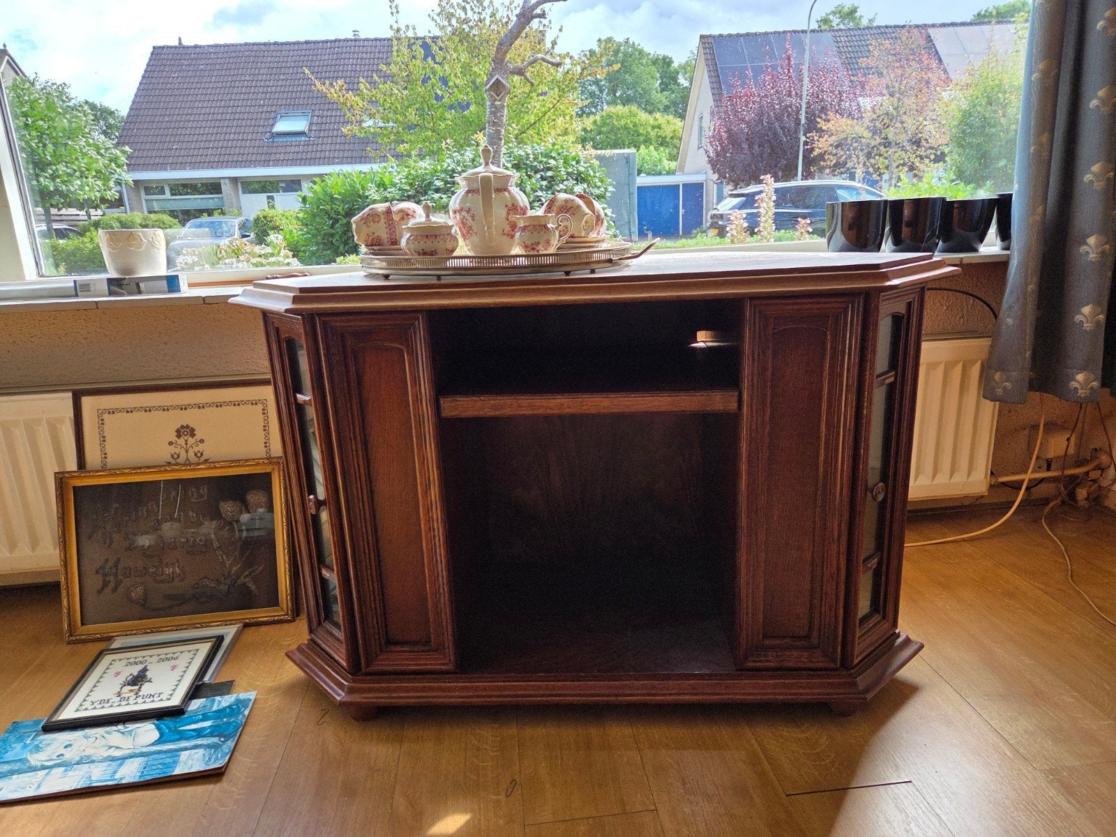 Houten CD/DVD-kastje met glazen deurtjes, Huis en Inrichting, Woonaccessoires | Cd- en Dvd-rekken, Ophalen
