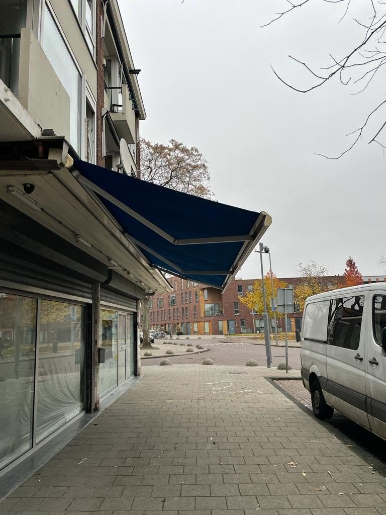 Blauw knikarmscherm elektrische voor winkel of woning, Gebruikt, 450 cm of meer, Ophalen of Verzenden, 150 tot 300 cm