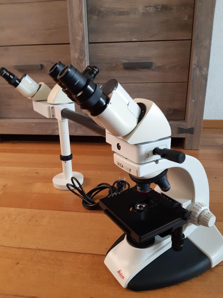 Microscoop Leica DME, Audio, Tv en Foto, Optische apparatuur | Microscopen, Ophalen, Gebruikt, 400x tot 1000x, Biologische microscoop