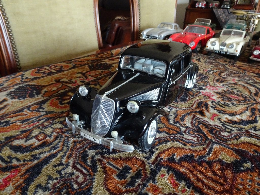 MOOIE CITROEN 15C 6CYL 1952 1;18 MAISTO  ZODER DOOS, Ophalen of Verzenden, Zo goed als nieuw, Auto, Maisto