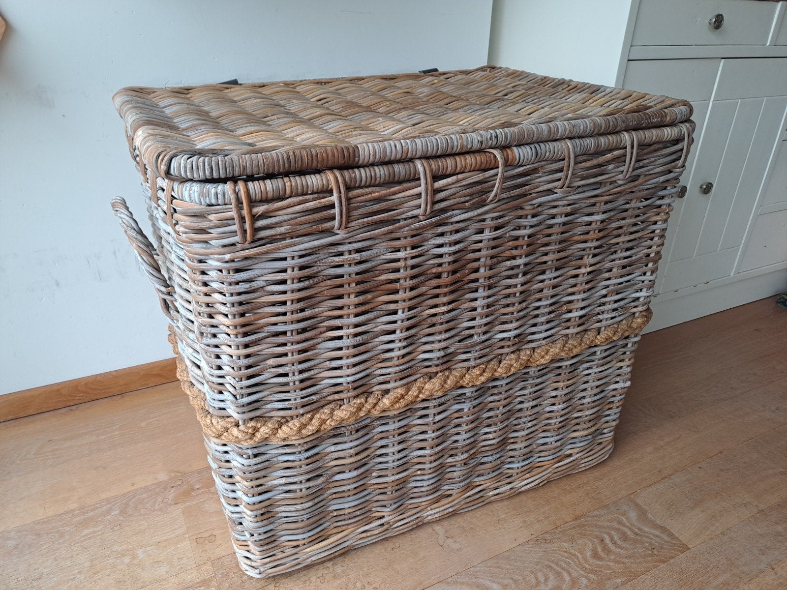 Grote rieten opbergmand met deksel en handvatten, Huis en Inrichting, Ophalen, Gebruikt, Mand, Riet
