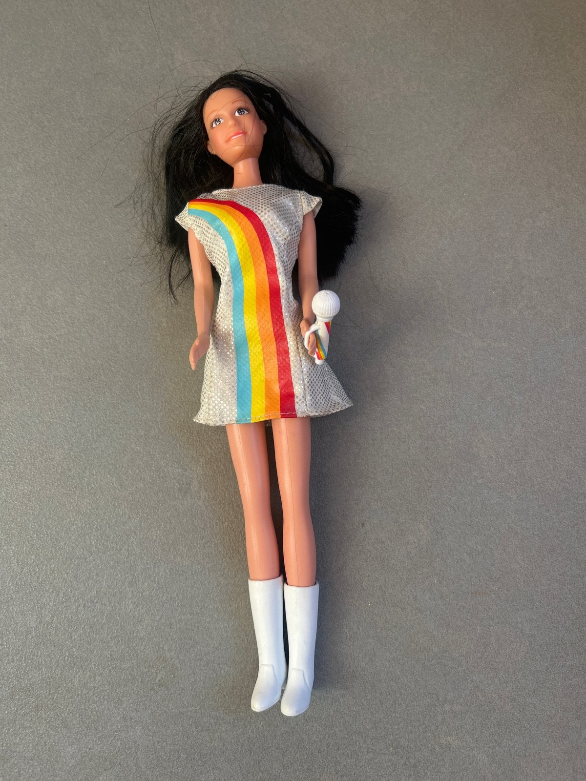 K3 pop met regenboogjurk en witte laarzen, Ophalen of Verzenden, Gebruikt, Barbie