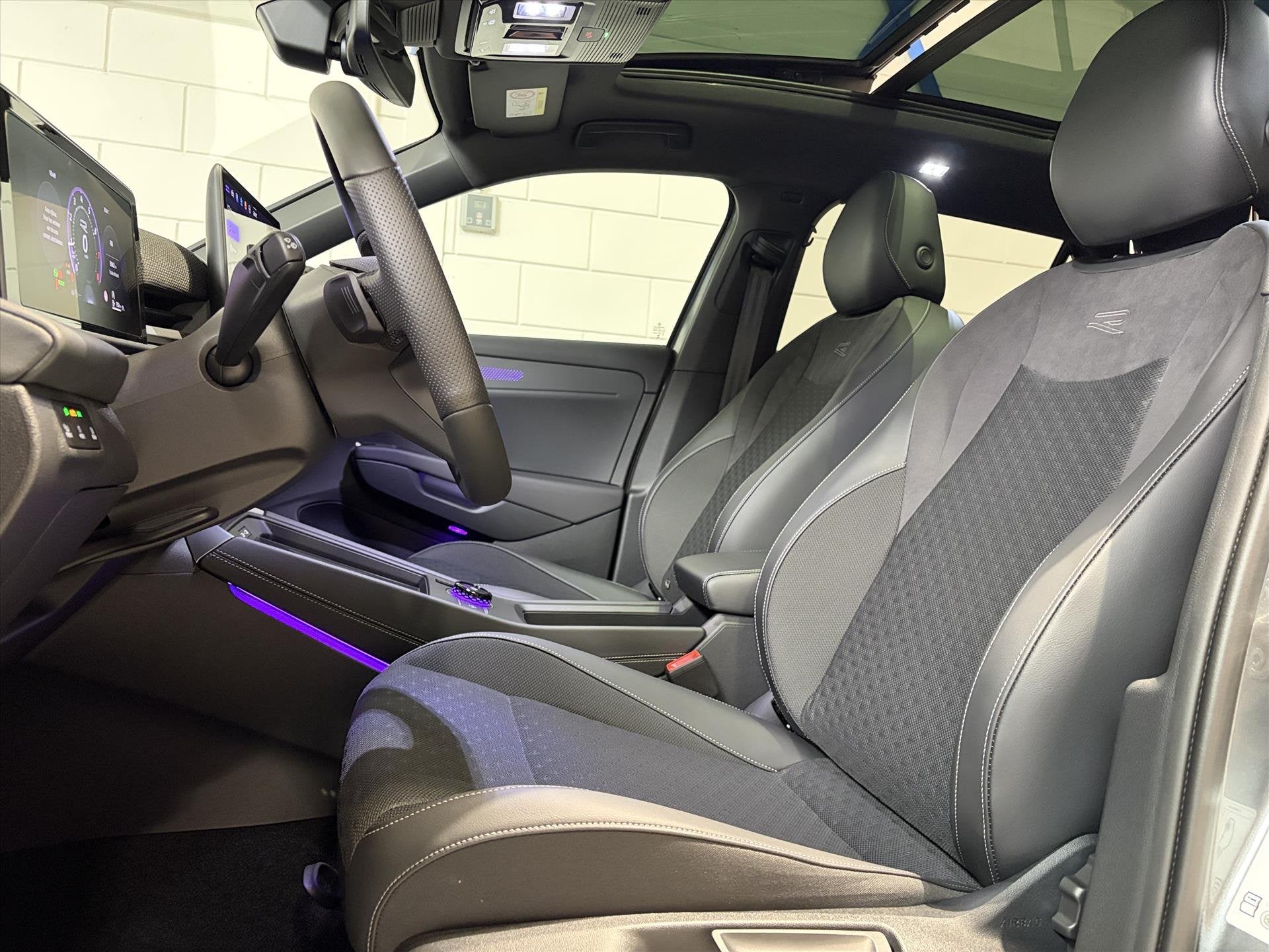 Volkswagen T-Roc 1.5 eTSI 150pk DSG7 R-Line First Edition. P, Auto's, Volkswagen, 1374 kg, 730 kg, 4 cilinders, 150 pk