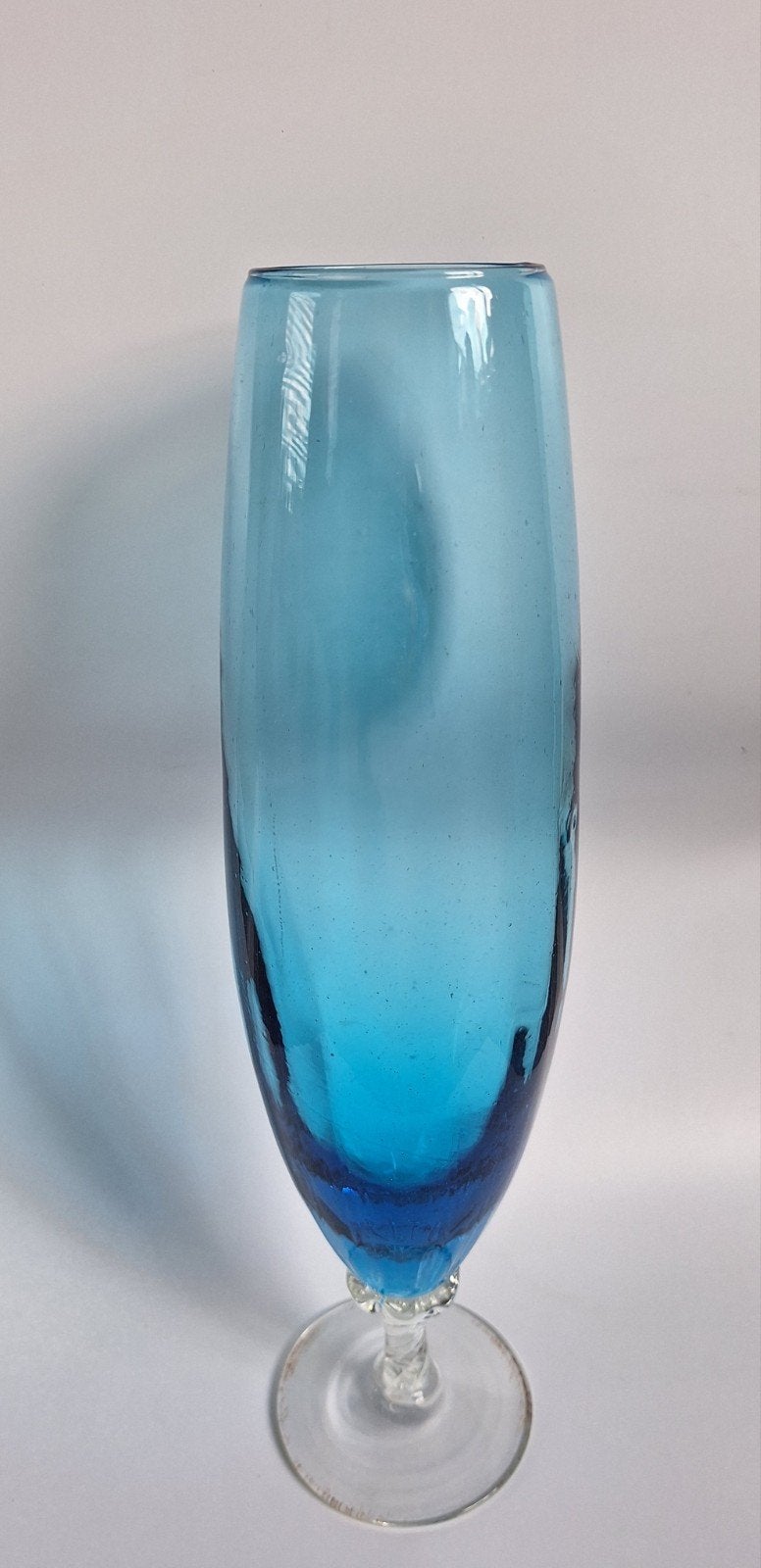 Mooie blauwe vaas op voet
36 x 6,5 cm, Huis en Inrichting, Gevondenengemaakt@gmail.com, Blauw, Onbekend, Ophalen of Verzenden