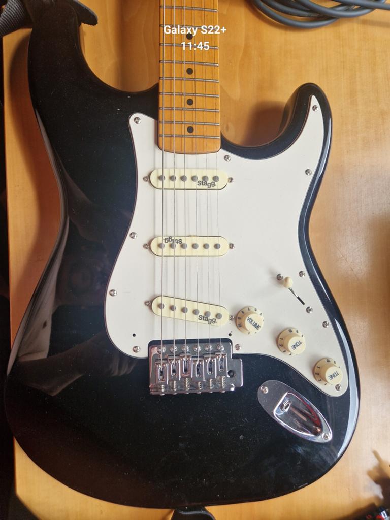 Te koop stagg electrische gitaar en cort verterker, Muziek en Instrumenten, Ophalen, Zo goed als nieuw, Solid body, Overige merken