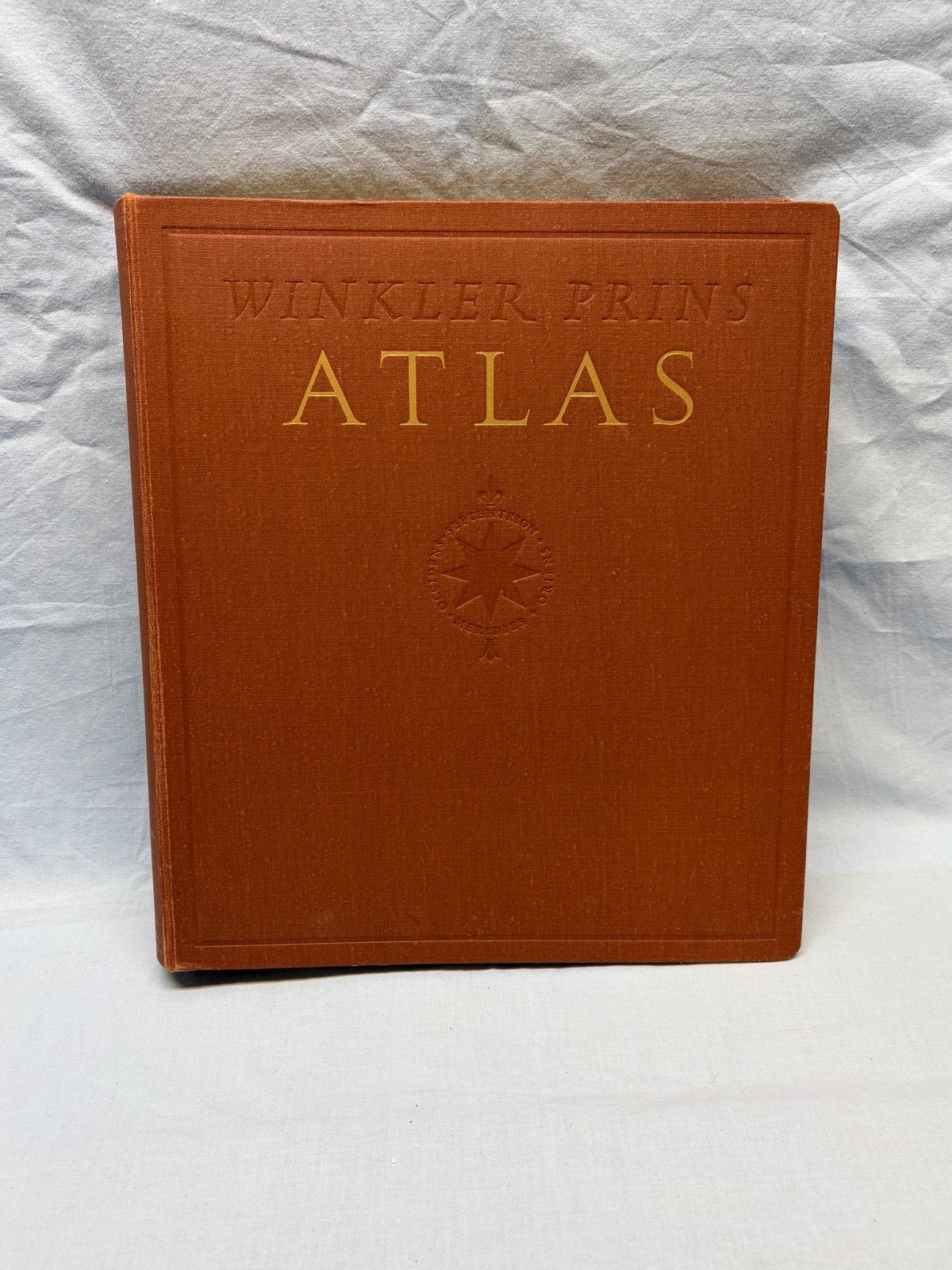 Fraaie Winkler Prins Atlas uit 1950, ringband systeem, Boeken, Gelezen, Overige atlassen, Ophalen of Verzenden, 1800 tot 2000