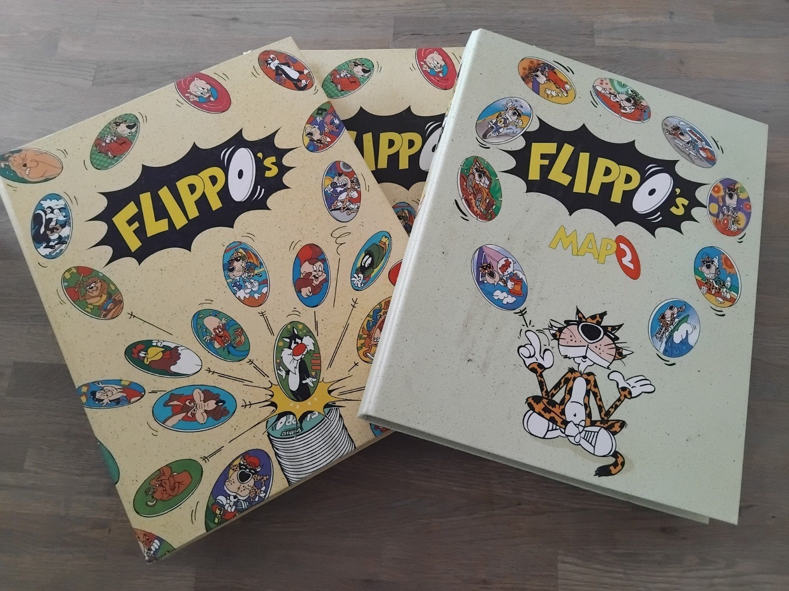 Ruim 700 flippo's in 3 mappen (zie omschrijving), Verzamelen, Flippo's, Verzenden, Met verzamelmap(pen)