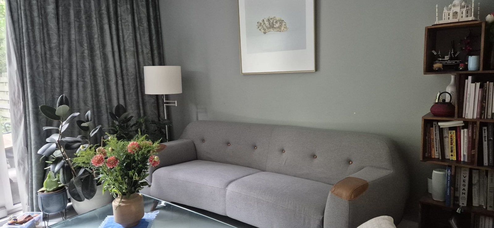 Bank, grijs met leren details en houten poten, Huis en Inrichting, Ophalen, Klassiek, 75 tot 100 cm, Zo goed als nieuw