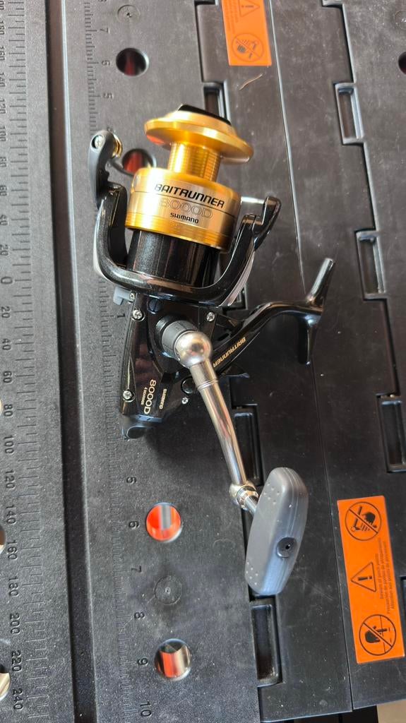 Shimano baitrunner 8000D EU + Shimano TX-2A 12ft 3.00lb, Ophalen, Zo goed als nieuw, Molen
