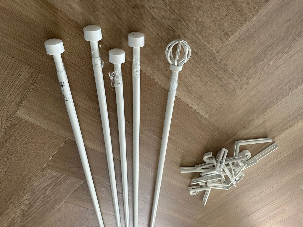 Partij IKEA BETYDLIG gordijnroedes + houders en eindstukken, IKEA, Ophalen of Verzenden, Zo goed als nieuw, Gordijn