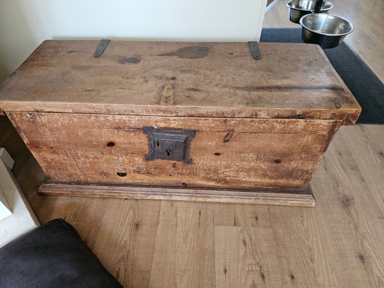 Antieke houten kist met metalen beslag, Ophalen