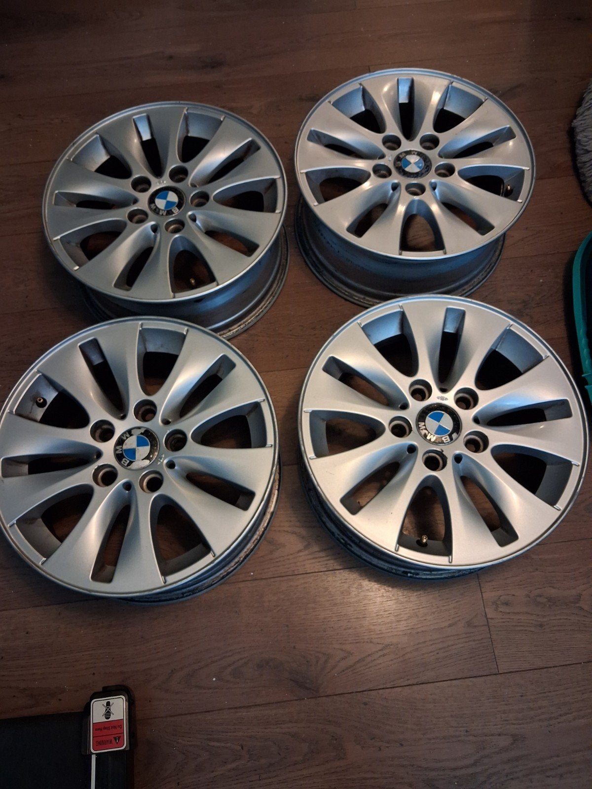 Bmw aluminium velgen e87
16 inch

Banden
205 55 r16

Bmw log, Ophalen of Verzenden