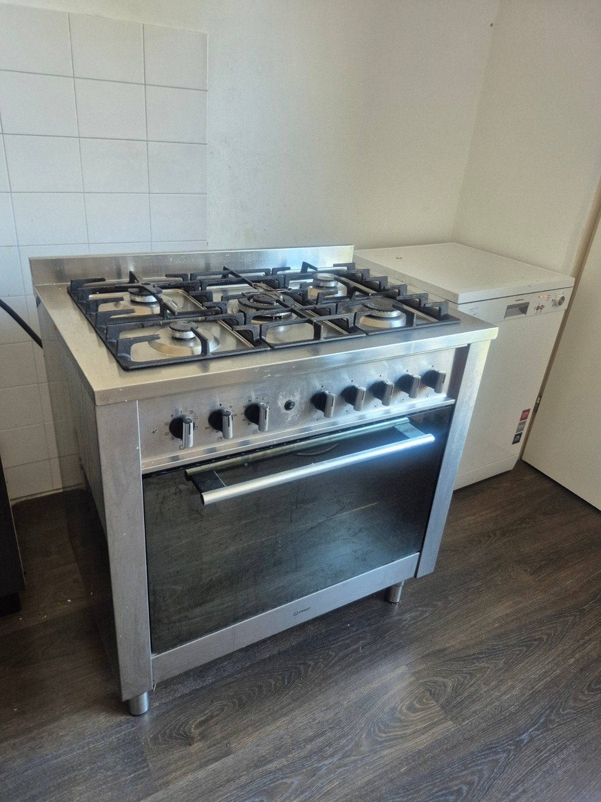 Indesit Vrijstaand Gasfornuis met Oven, Witgoed en Apparatuur, Fornuizen, Ophalen, Gebruikt, 60 cm of meer, Grill