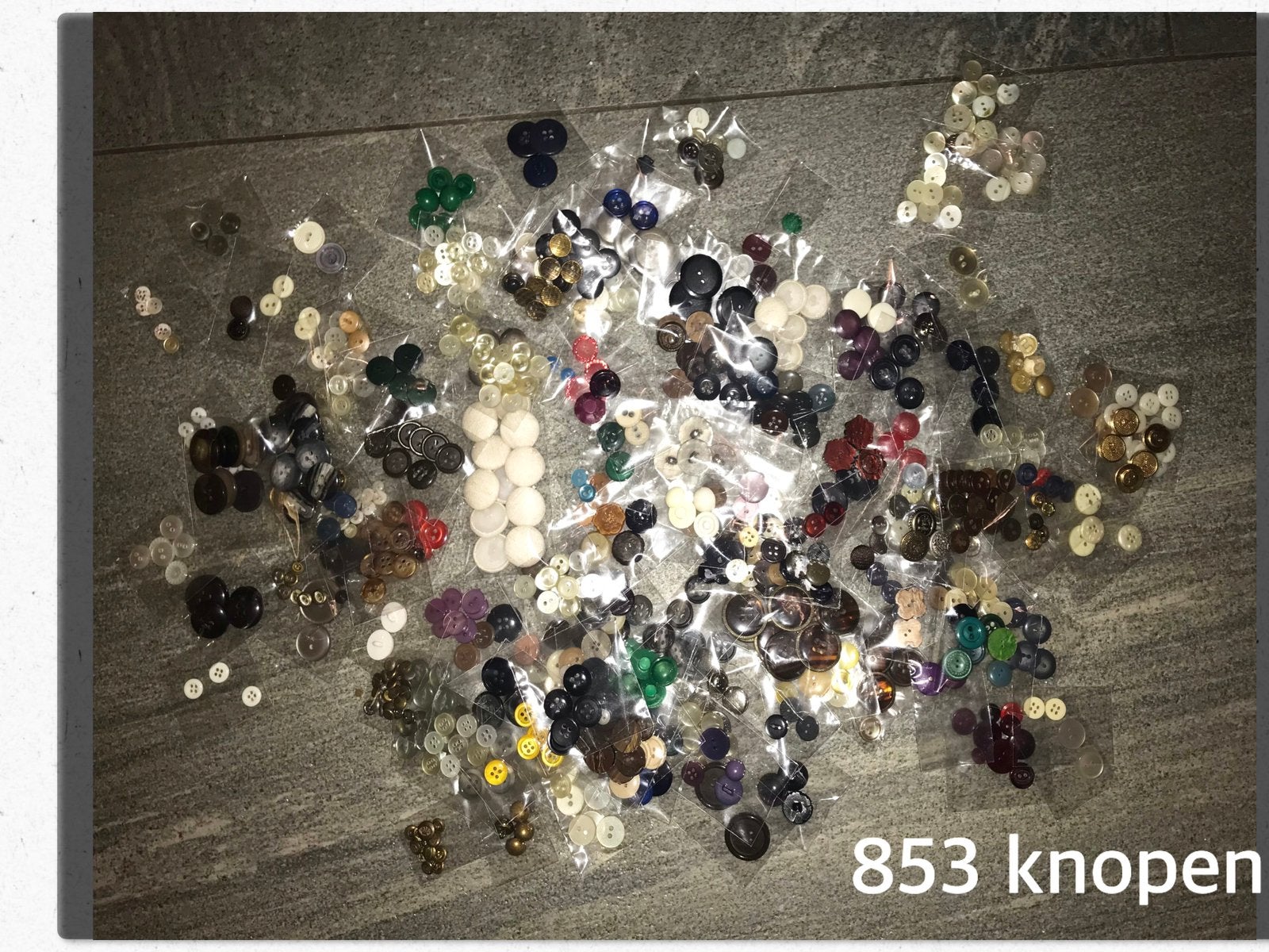 853 knopen ,gr en kl diverse kleuren en maten zie fotos, Hobby en Vrije tijd, Knutselen, Gebruikt, Knutselmateriaal, Overige merken