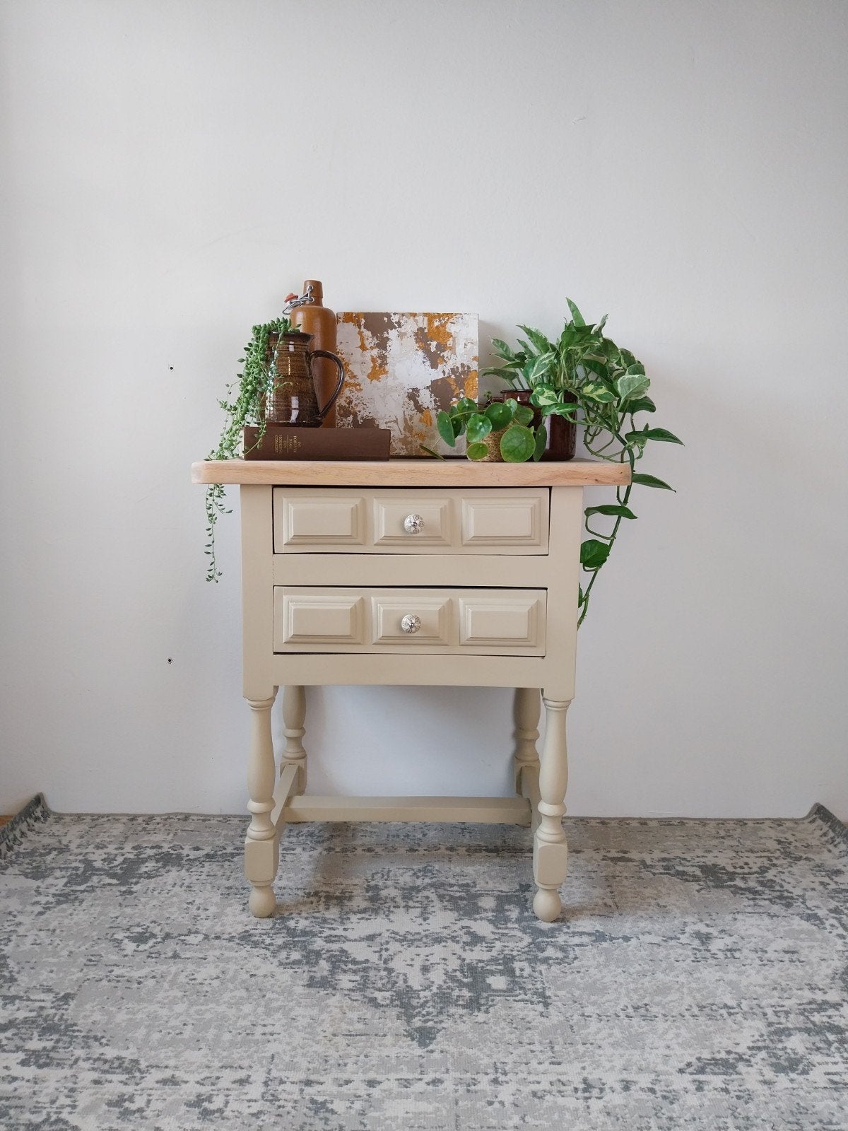 Vintage bijzettafel met lades - Landelijke stijl, Huis en Inrichting, Tafels | Bijzettafels, Gebruikt, Ophalen of Verzenden, 60 cm of meer