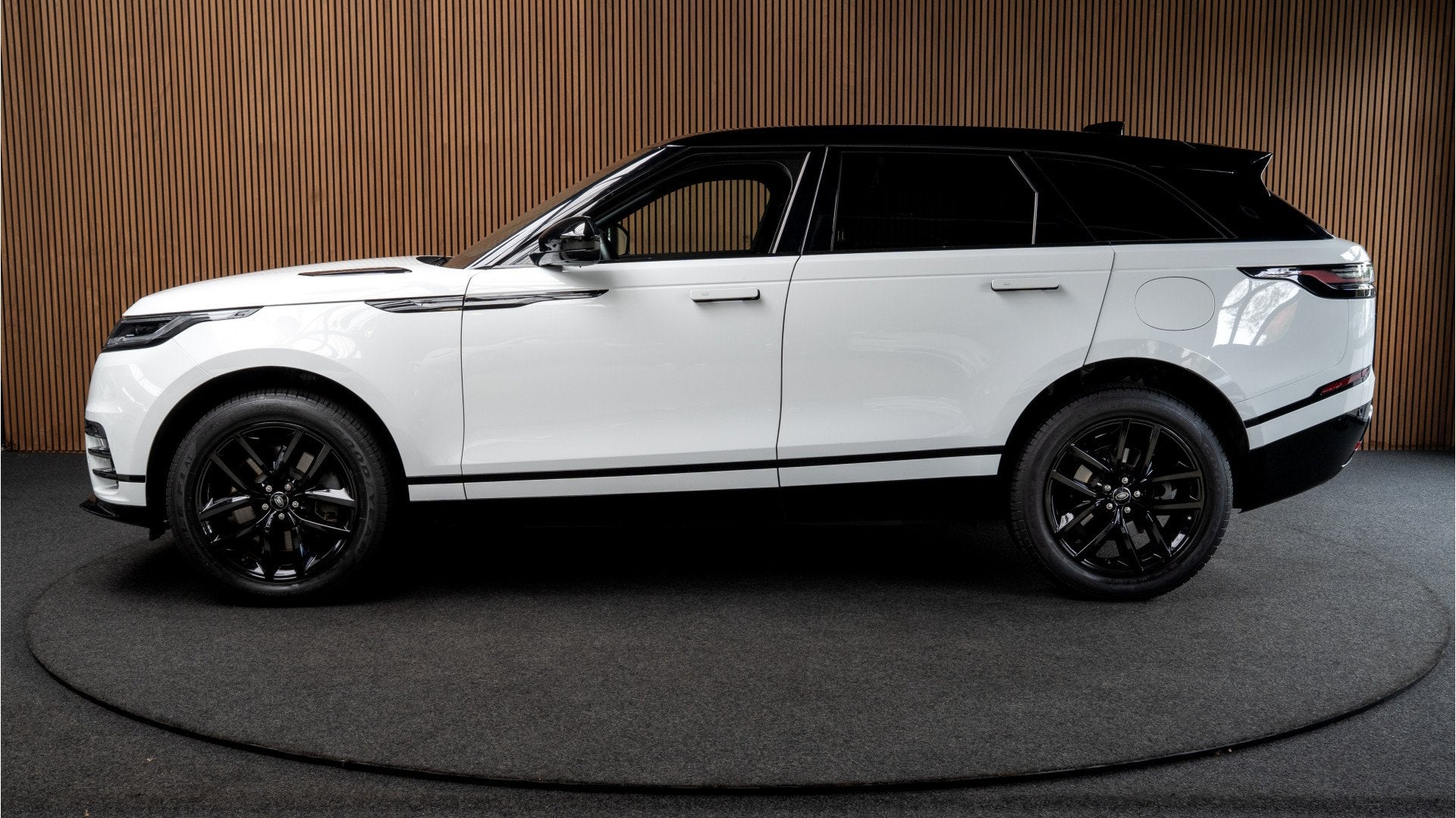 Land Rover Range Rover Velar 2.0 P400 e AWD Dynamic SE PHEV, Auto's, Automaat, Dealer onderhouden, Gebruikt, Zwart