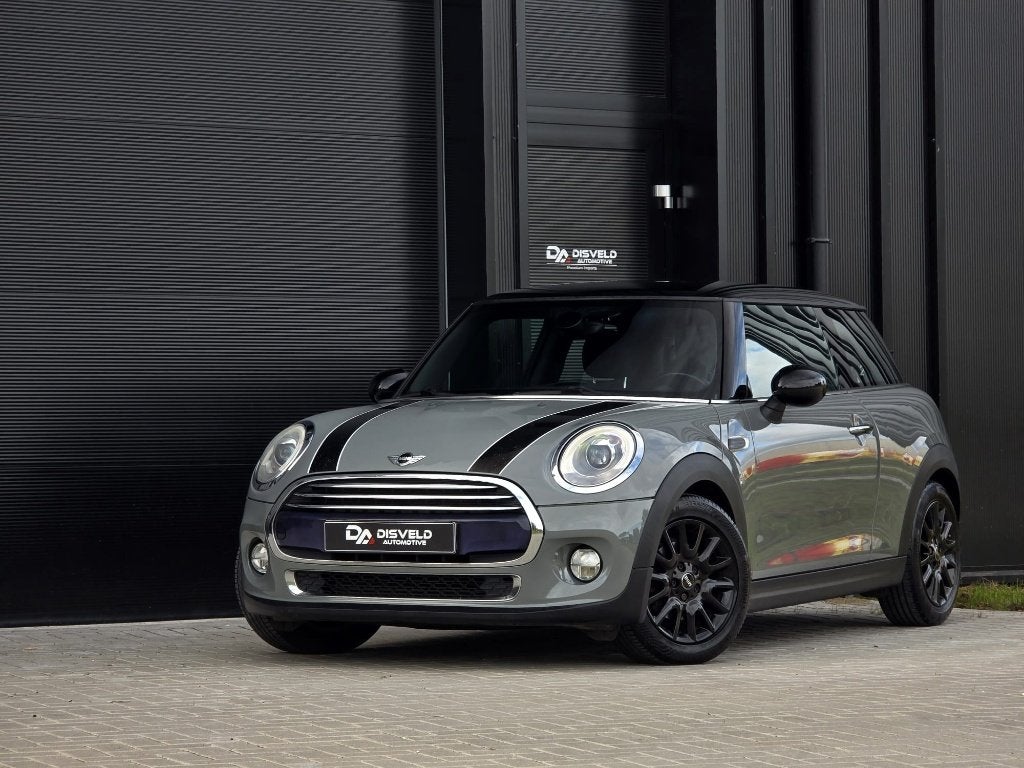 Mini Cooper 1.5 Chili | Moonwalk Grey | LED | Handgeschakeld, Voorwielaandrijving, 136 pk, 4 stoelen, Leder en Stof