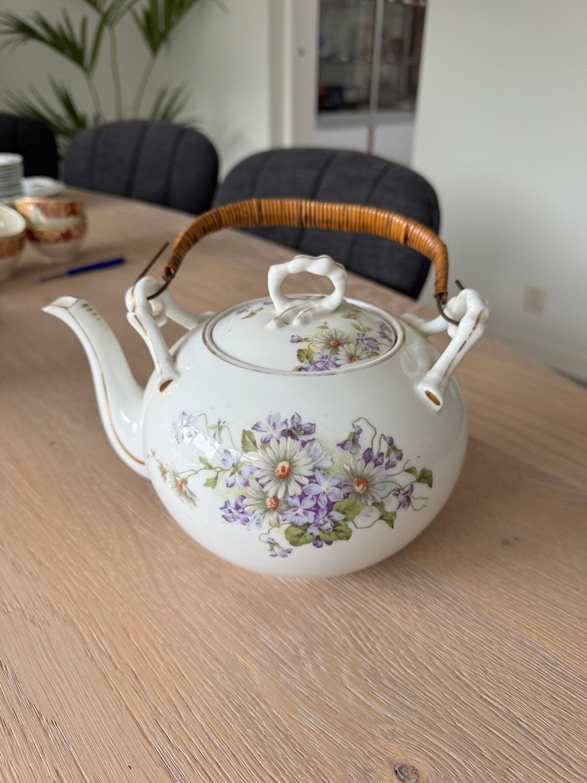Vintage theepot met rieten hengsel en bloemmotief, Ophalen