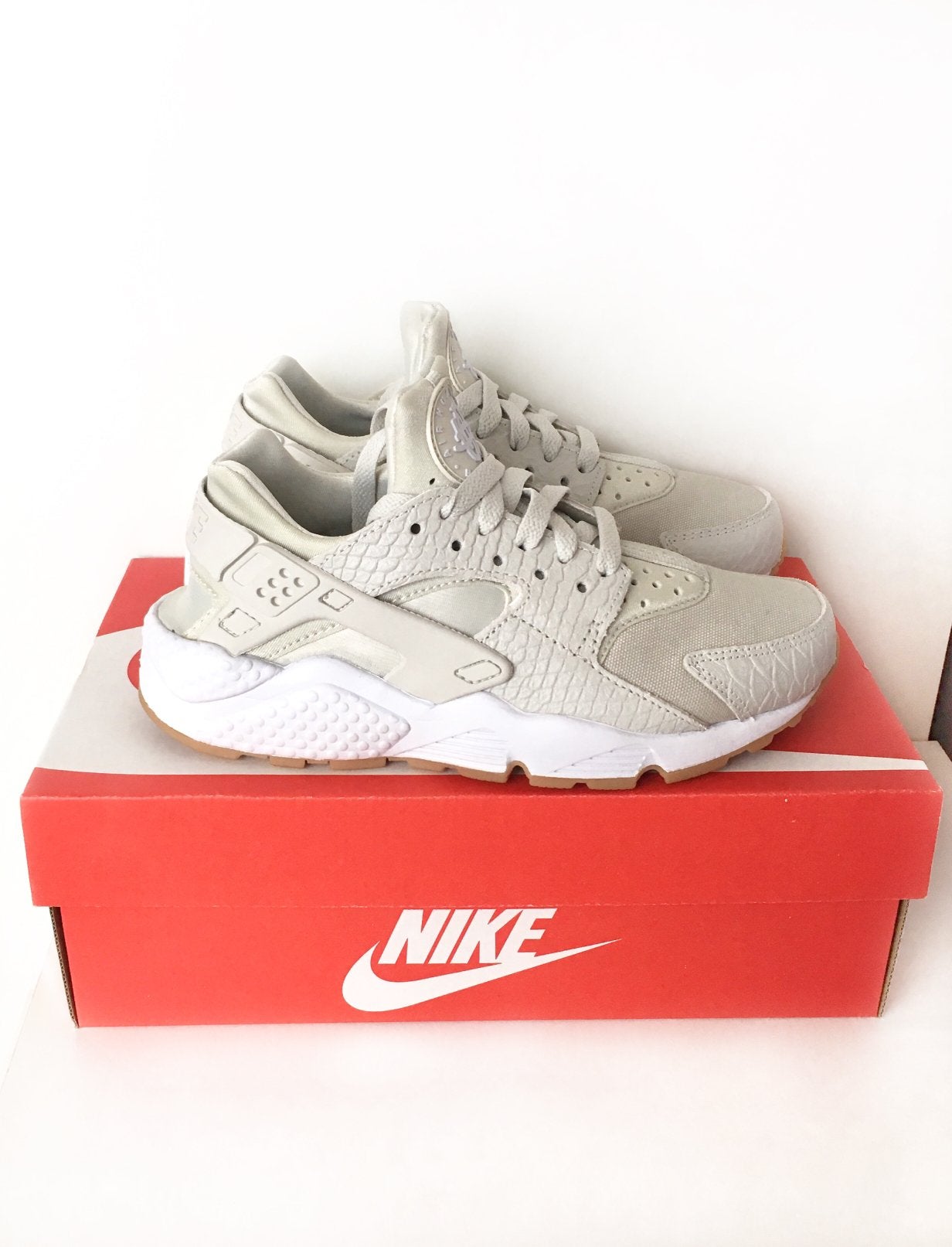 Huarache Run SE Nike 36 beige NIEUW, Ophalen, Nieuw, Beige, Sneakers of Gympen