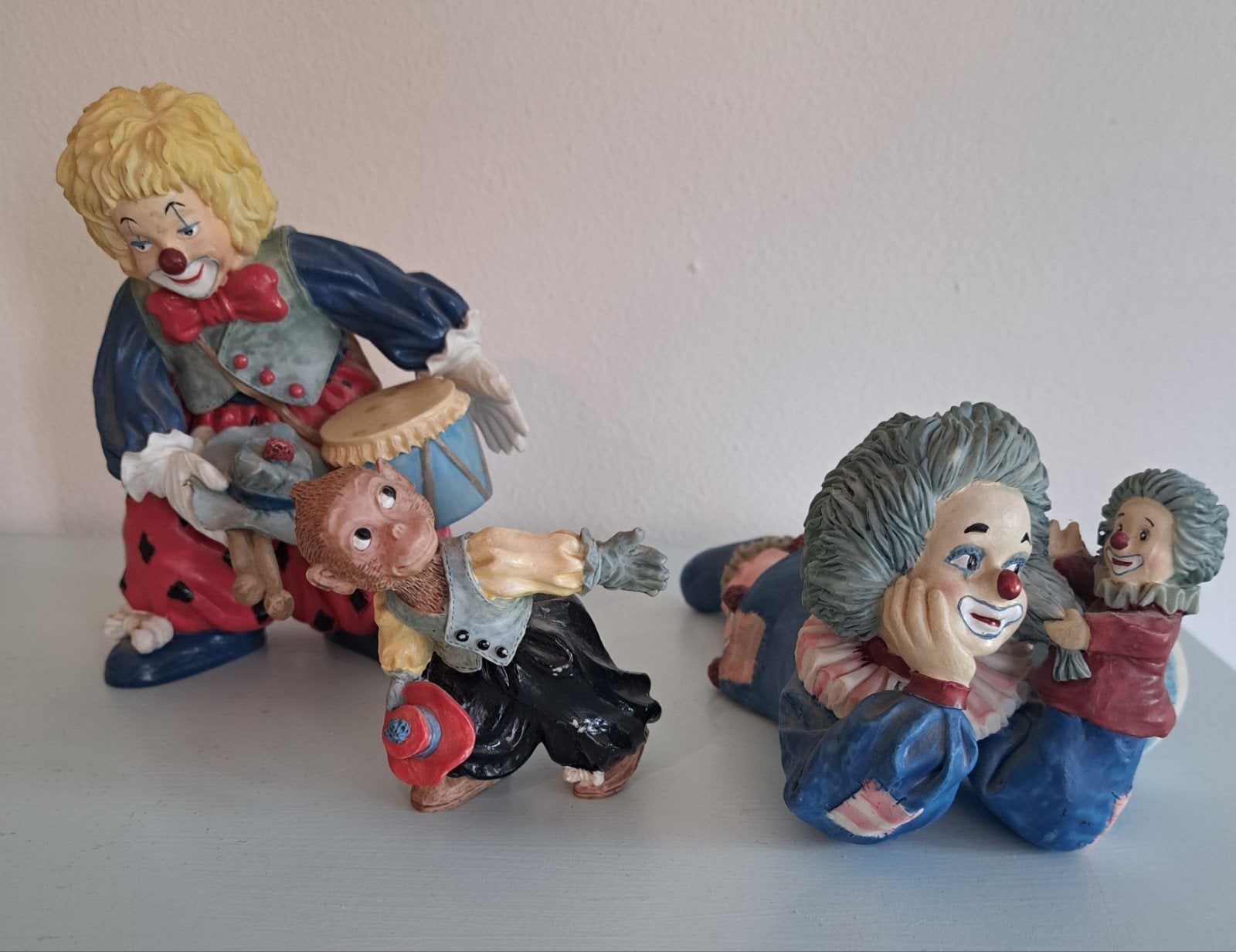 Set van 3 clowns beelden: clown met trommel, clown met baby, Ophalen of Verzenden, Zo goed als nieuw, Mens