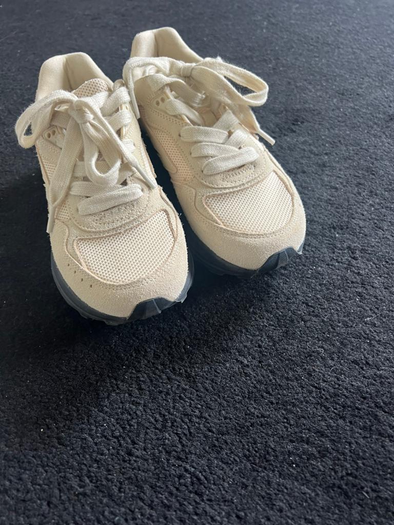 40 euro Hi Tec sportschoen  maat 37 zo goed als nieuw, Ophalen of Verzenden, Zo goed als nieuw, Schoenen
