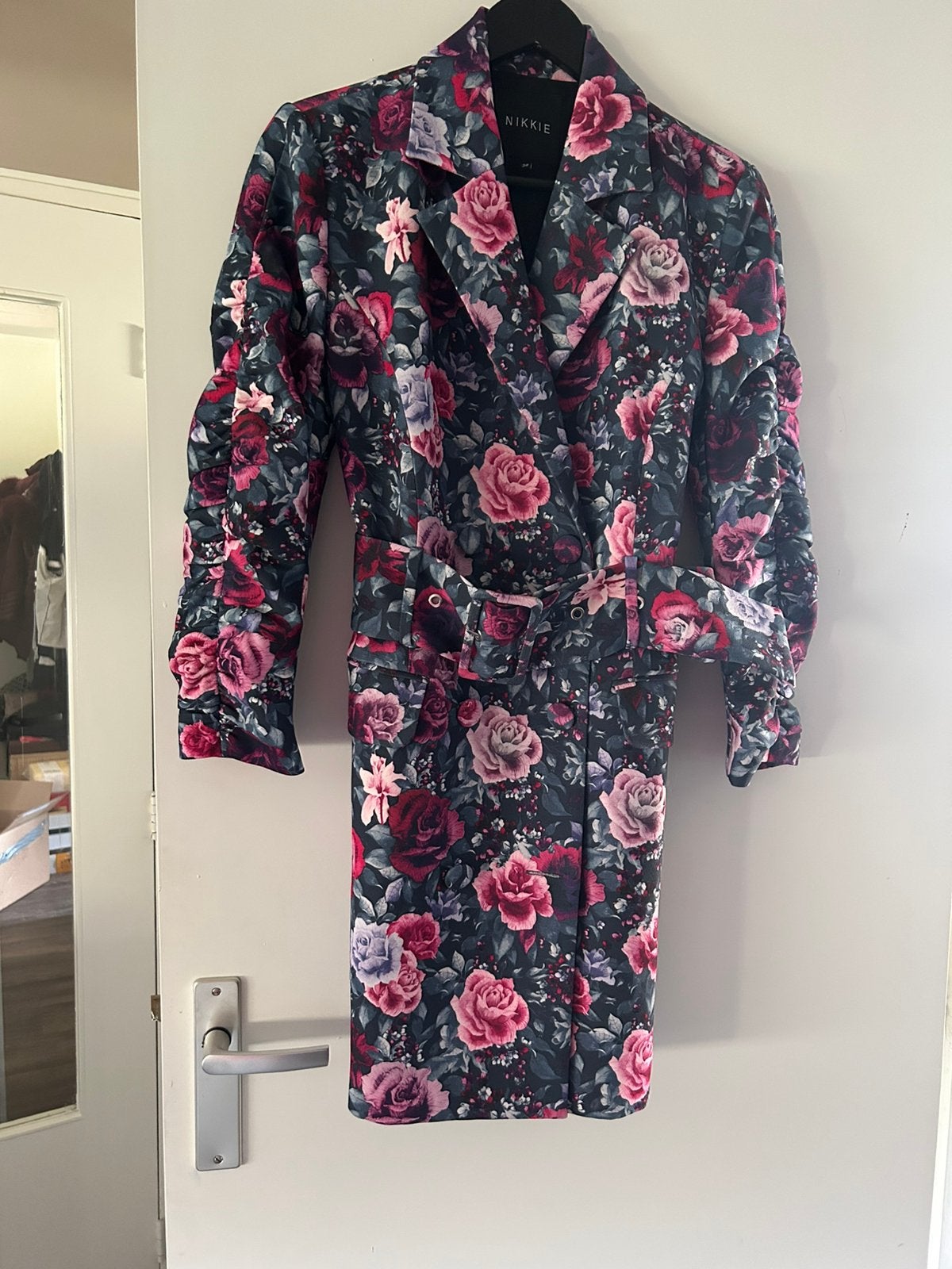 Nikkie blazer jurk roze bloem, maat M, Ophalen of Verzenden, Nieuw, Roze, Knielengte