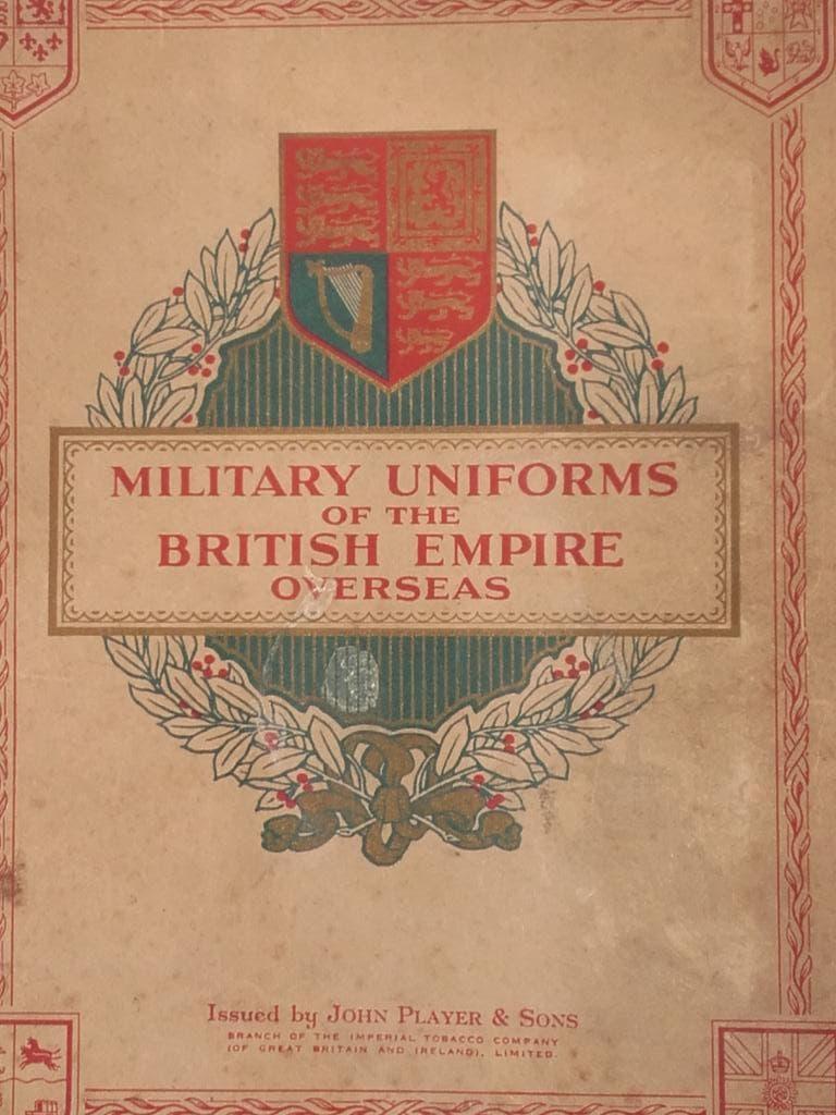 Oud compleet Engels album sigarettenplaatjes van uniformen., Ophalen of Verzenden