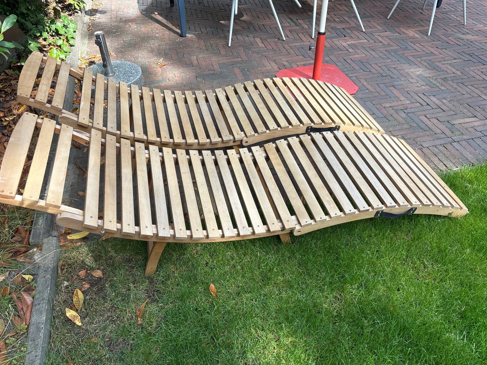 Mooie houten ligbedden met grijze kussens, Tuin en Terras, Ligbedden, Ophalen of Verzenden, Zo goed als nieuw, Hout, Verstelbaar