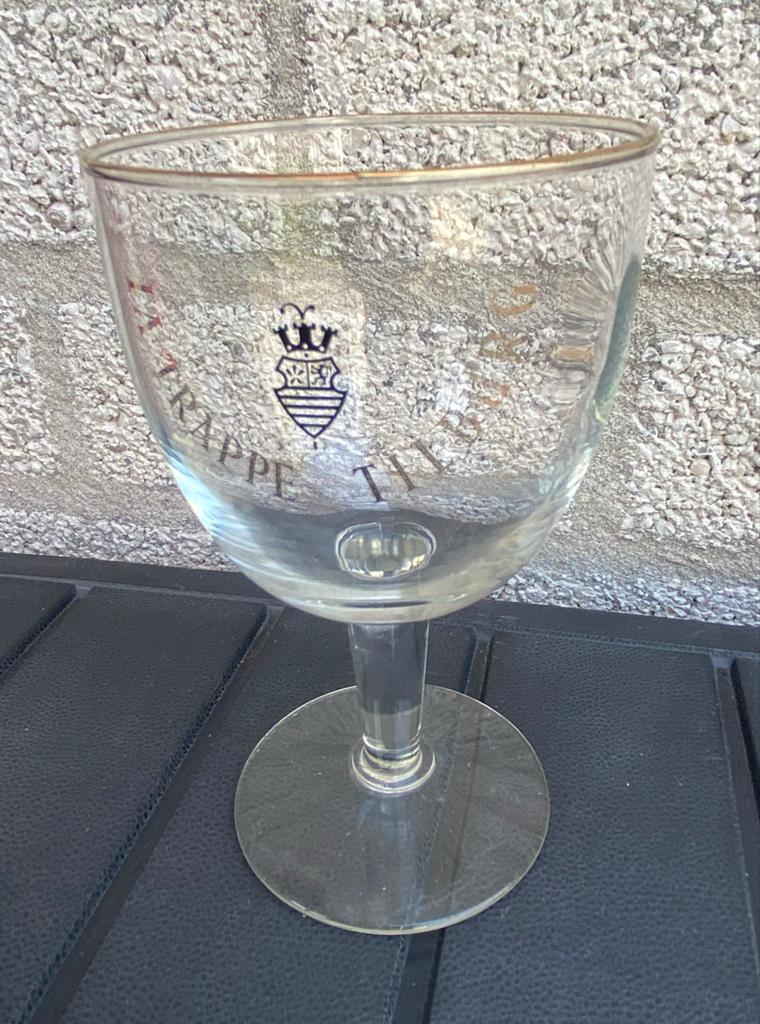 Bierglas van La Trappe Tilburg op voet. H: 16 cm:, Ophalen of Verzenden, Zo goed als nieuw, Glas of Glazen, La Trappe
