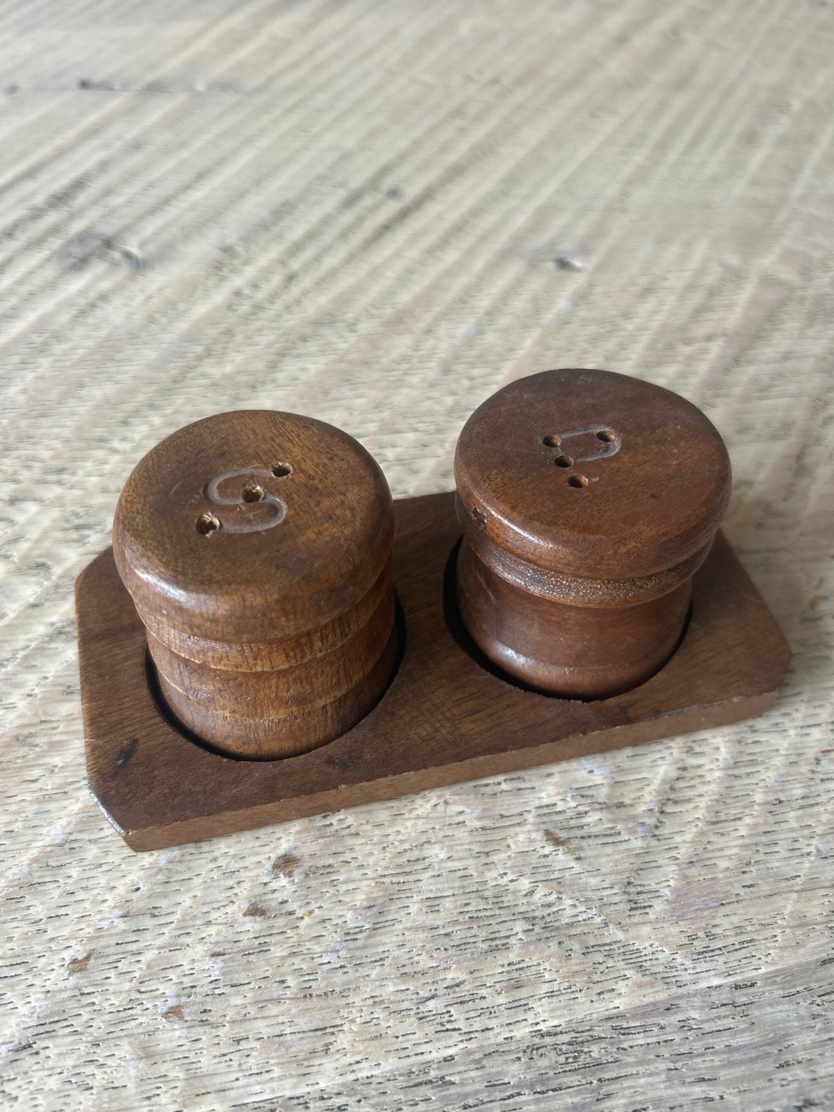 Vintage houten peper en zout stel op dienblad, Antiek en Kunst, Ophalen of Verzenden