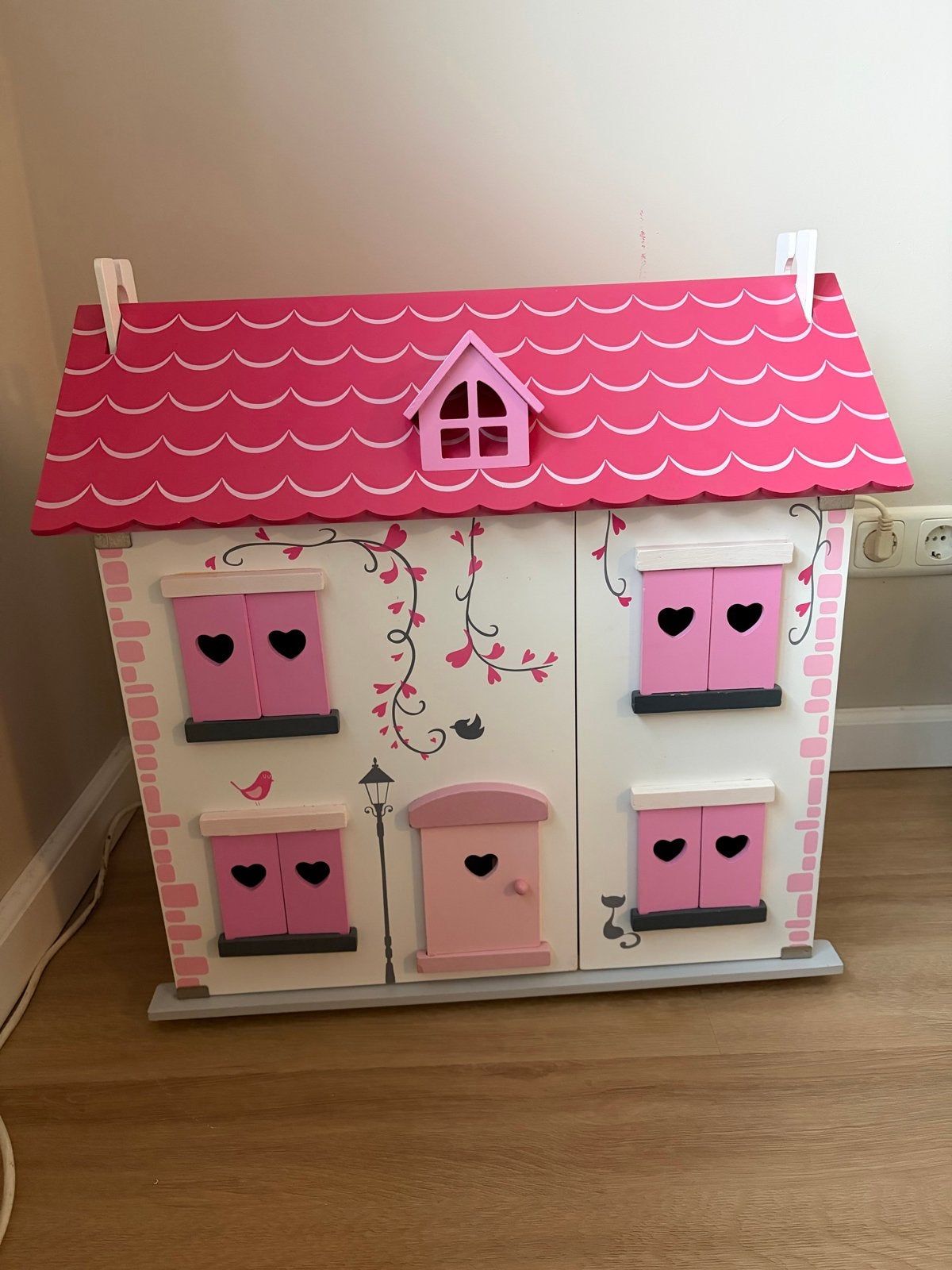 Houten poppenhuis met meubels en poppen, Ophalen, Gebruikt, Poppenhuis