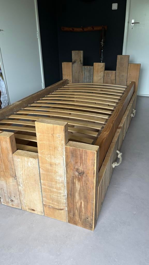 Houten bed met opbergruimte, Ophalen, 85 tot 100 cm, Zo goed als nieuw, Lattenbodem