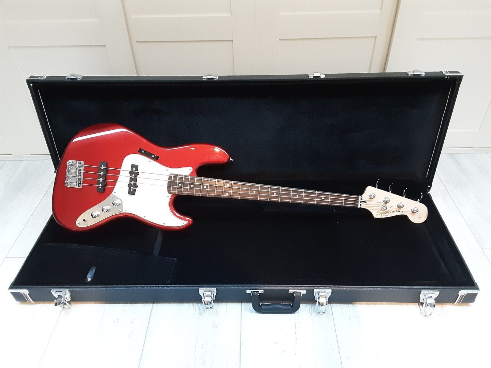 Squier Jazz Bass in zeer goede staat compleet met koffer, Muziek en Instrumenten, Ophalen, Zo goed als nieuw, Elektrisch