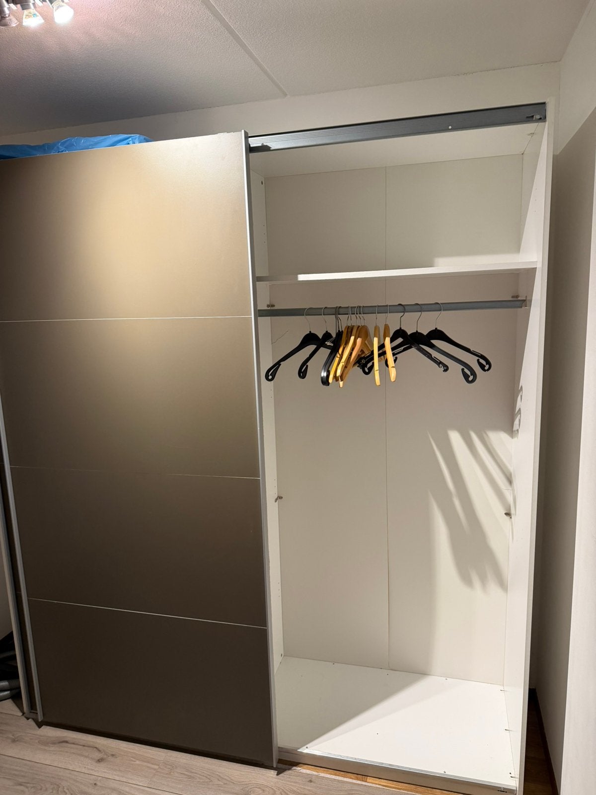 Kledingkast schijfdeur gedemonteerd 205 cm, Huis en Inrichting, Kasten | Kledingkasten, Ophalen, Zo goed als nieuw, 50 tot 75 cm