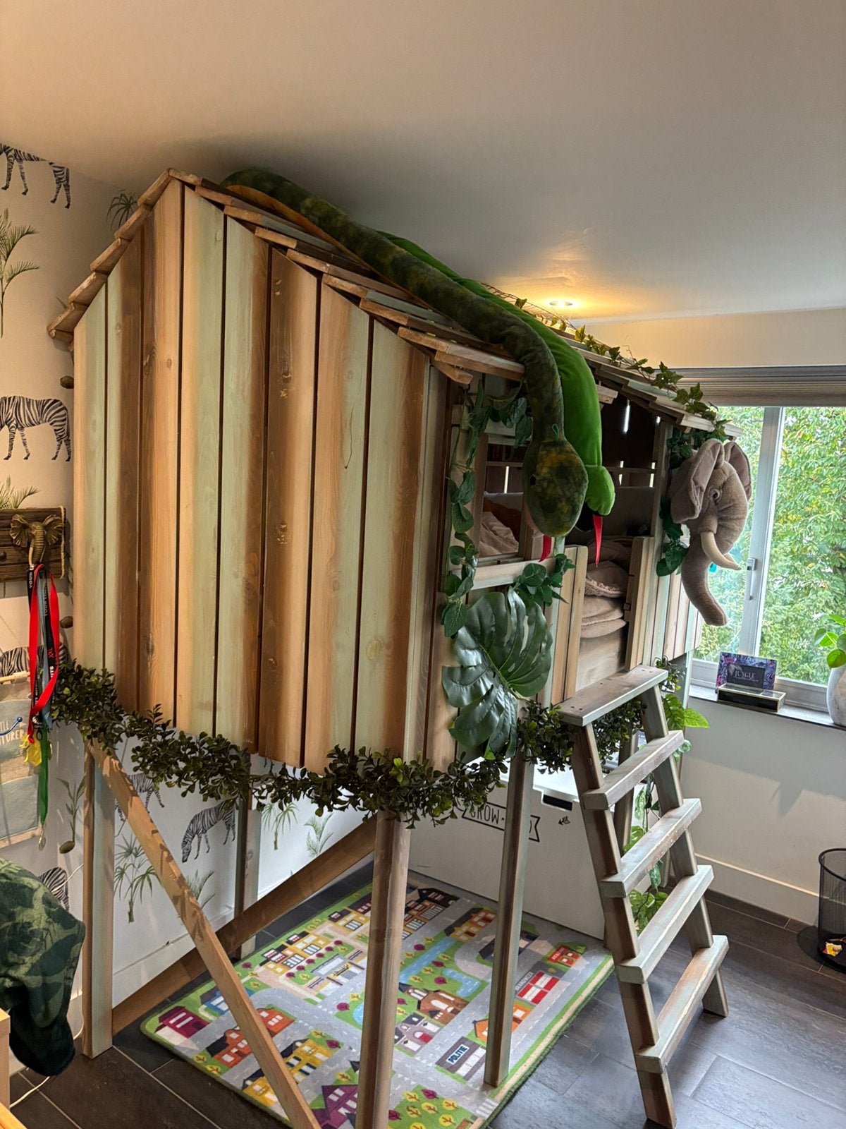 Stoer jongens bed, thema:jungle/ bos/ huis met speelplek, Ophalen, 90 cm, Eenpersoons, Zo goed als nieuw