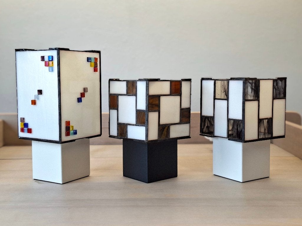 TAFELLAMP TIFFANY MONDRIAAN ART DECO, Huis en Inrichting, Met schakelaar, Meerkleurig, Nieuw, Glas