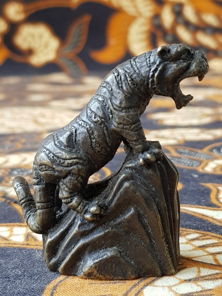 Mooi oud Chinees brons beeldje met een tijger 5,2 cm., Antiek en Kunst, Gemerkt, Ophalen of Verzenden, China, Brons