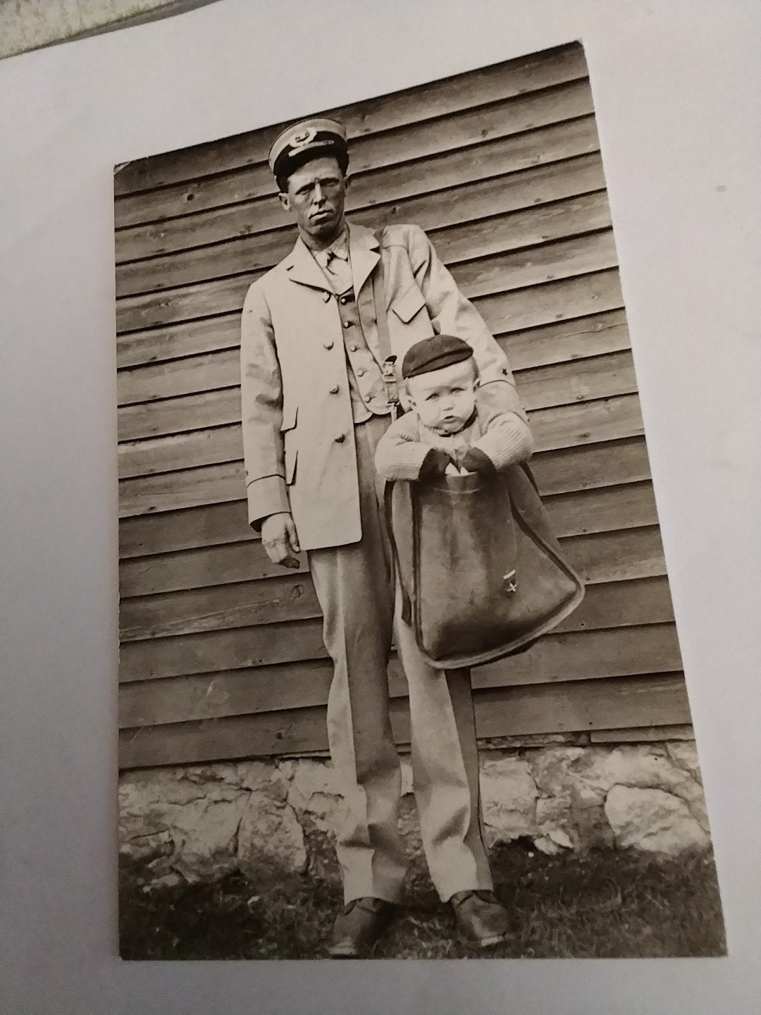 Vintage Foto: Postbode met Kind in Tas, Verzamelen, Ophalen of Verzenden