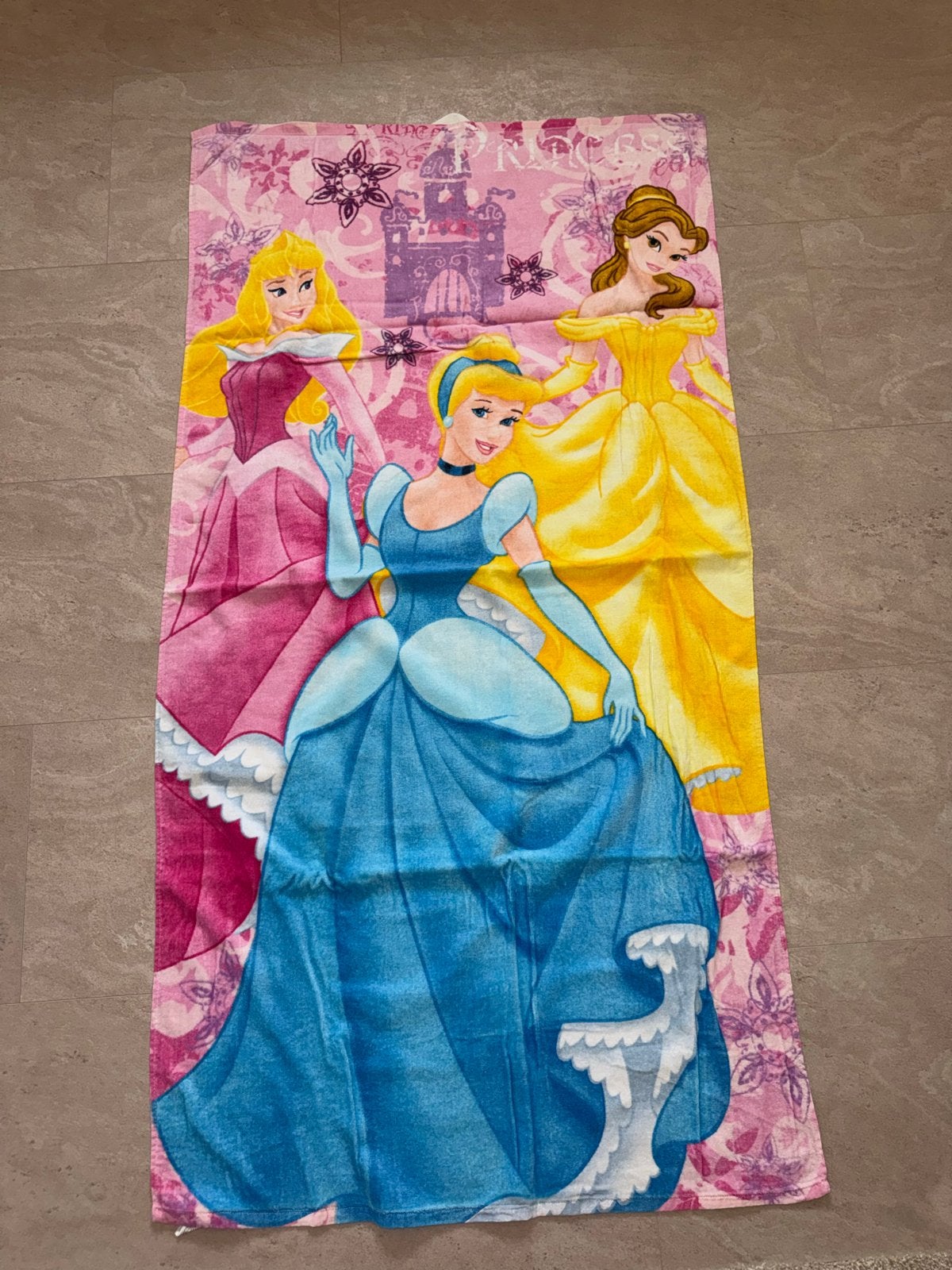 Disney Prinsessen Strandhanddoek - Assepoester, Belle, Doorn, Ophalen of Verzenden, Assepoester of Belle, Gebruikt, Kleding of Textiel