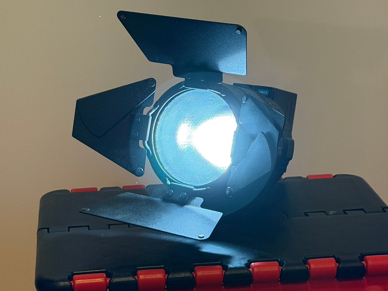 Linkstar Mini LED Fresnel Lucia L-1.5-K1 15W, Audio, Tv en Foto, Ophalen, Zo goed als nieuw, Dimbaar, Lamp of Flitsset