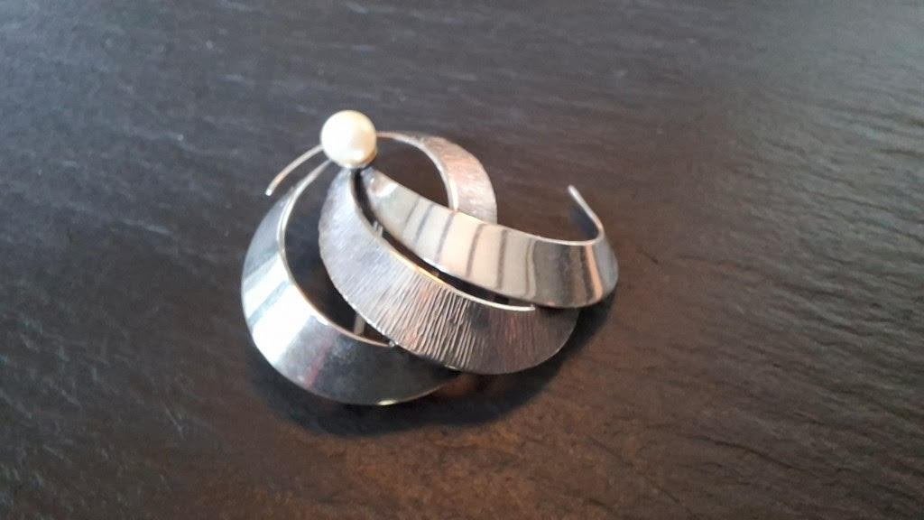 Vintage zilveren broche, Scandinavisch ontwerp, Minder dan 4 cm, Ophalen of Verzenden, Zo goed als nieuw, Met parel