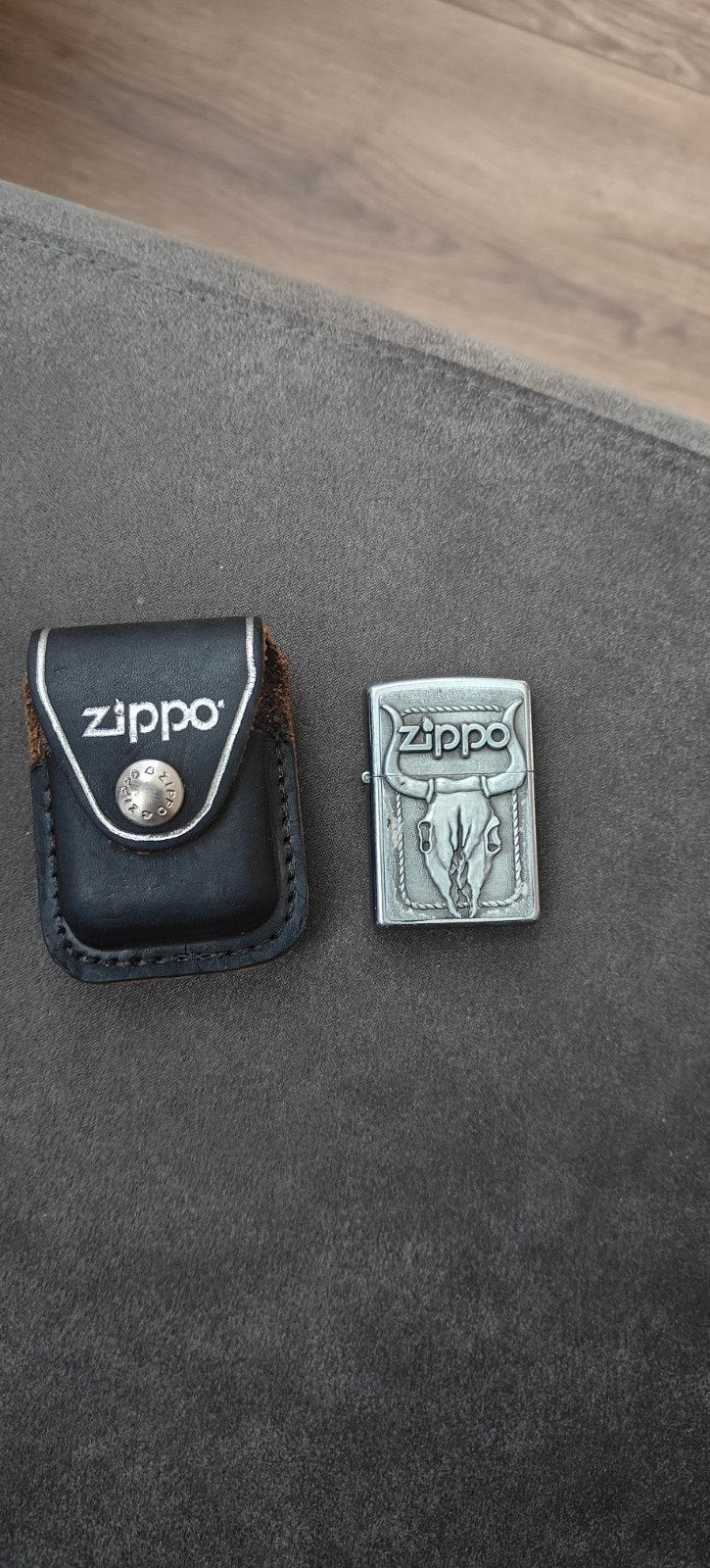 Zippo aansteker met stierenkop en leren hoesje, Ophalen of Verzenden, Zo goed als nieuw, Aansteker