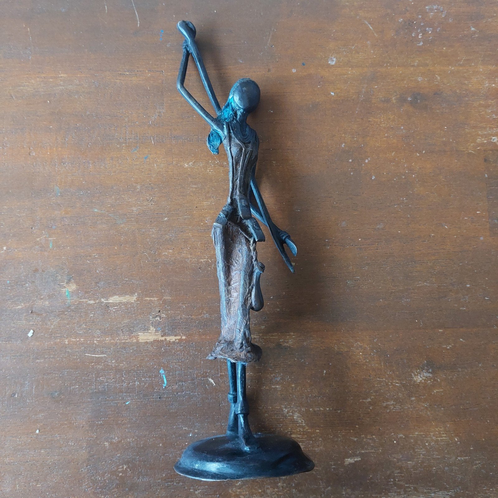 Bronzen beeldje vrouw met blauw haar en bruine rok, 30cm, Ophalen of Verzenden, Gebruikt, Mens