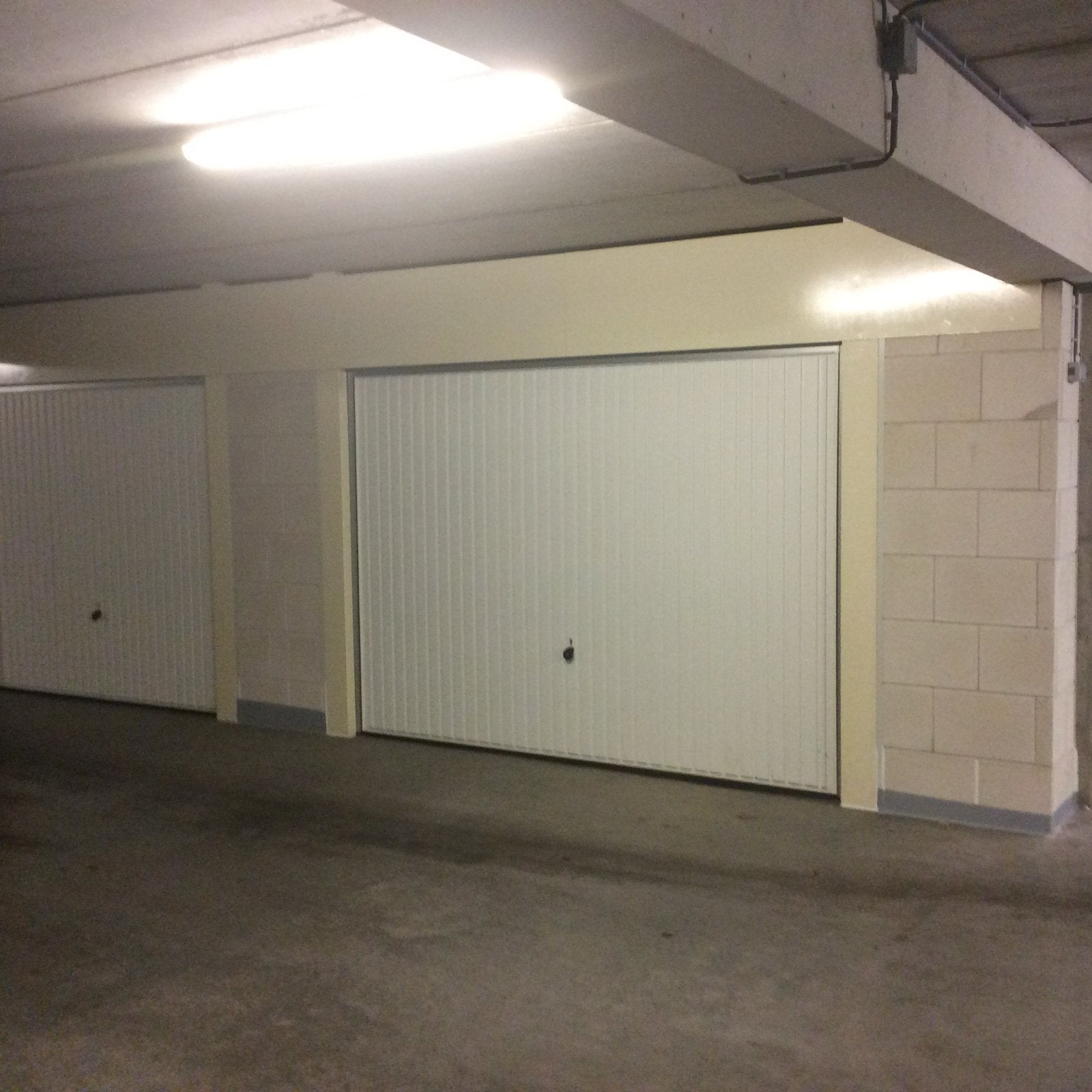 Zeer brede garagebox (4,75m /23,7 m²) – NS Ede-Wageningen, Huizen en Kamers, Garages en Parkeerplaatsen, Gelderland