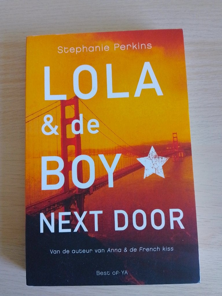 Boek Lola & de boy next door (Nederlandstalig), Ophalen of Verzenden, Zo goed als nieuw, Fictie