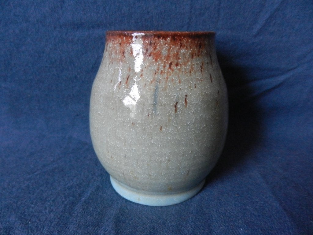 Leuk Brouwer aardewerk groen beige vaasje h. 7,8 cm., Ophalen of Verzenden