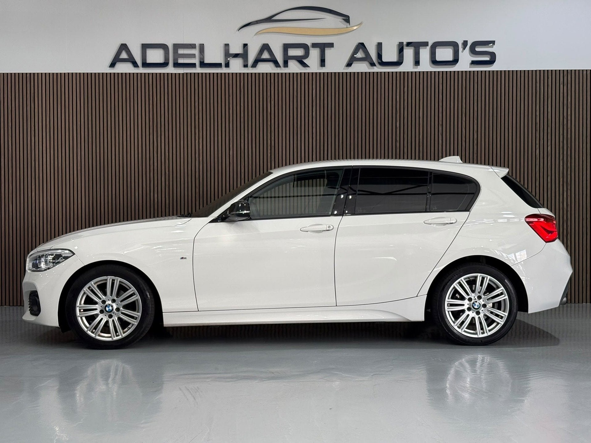 BMW 1-serie 118i Centennial High Executive M-sport Automaat, Gebruikt, Alcantara, Wit, Bedrijf