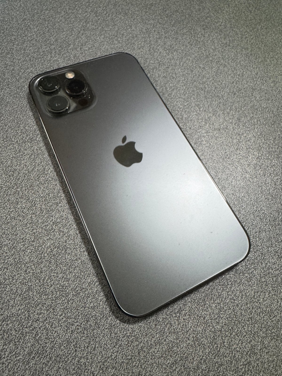 Foto 3 van iPhone 12 Pro Max 128GB + contacloze lader