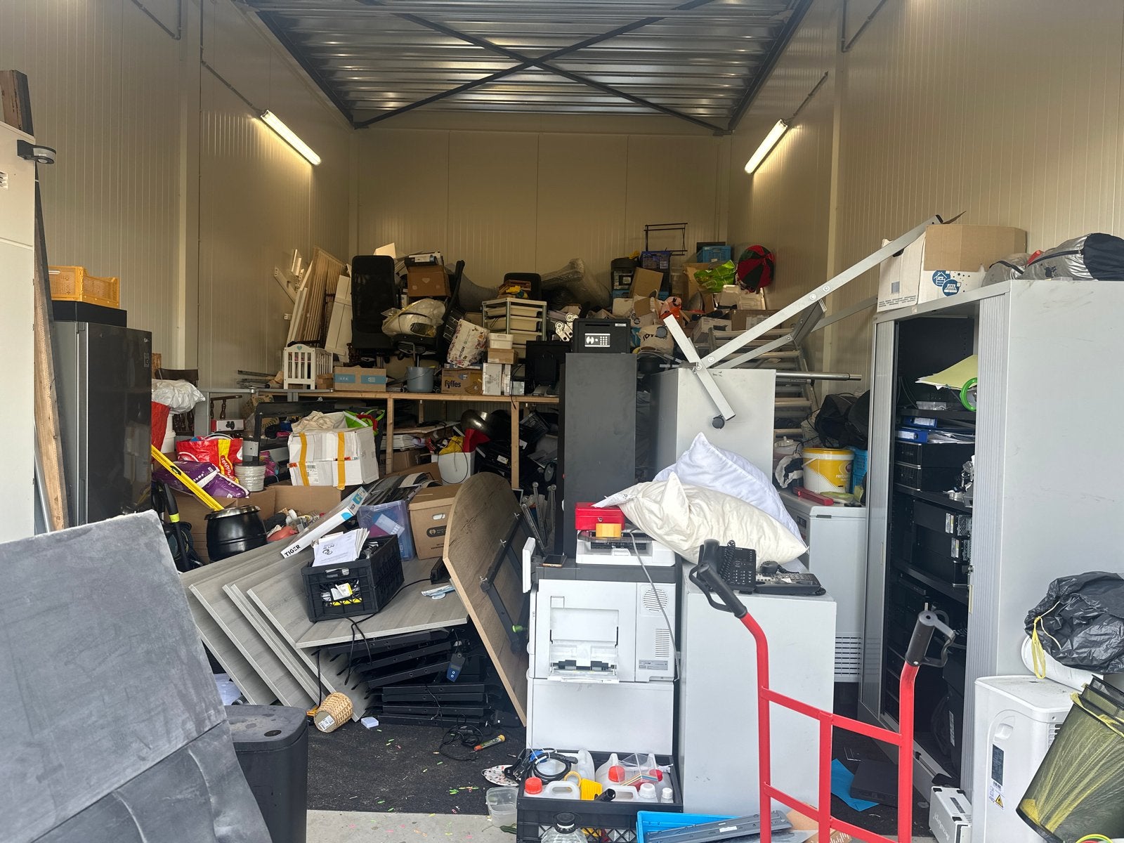 Diverse kantoormeubelen en computerapparatuur, Archief en Opbergen, Ophalen, Gebruikt, Complete inventaris