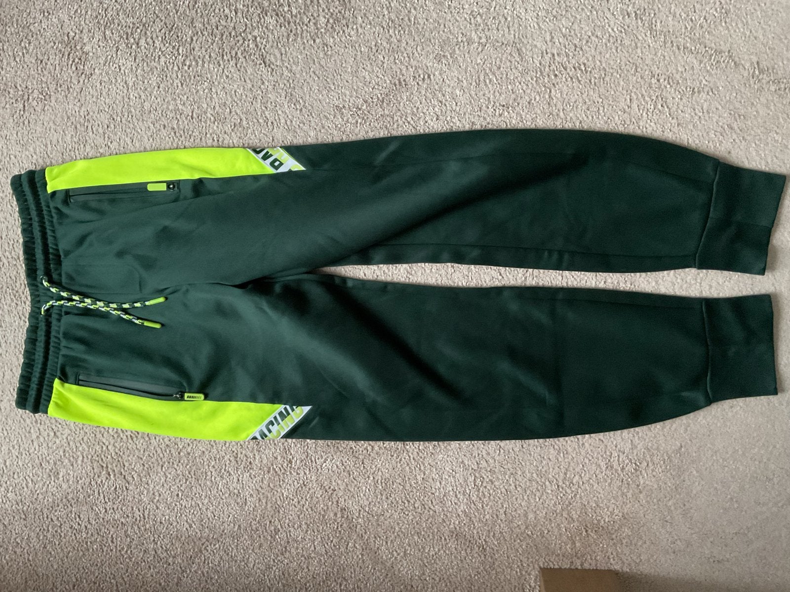 Groene One Team joggingbroek maat 158 met ritszakken, Kinderen en Baby's, Kinderkleding | Maat 158, Ophalen of Verzenden, Gebruikt